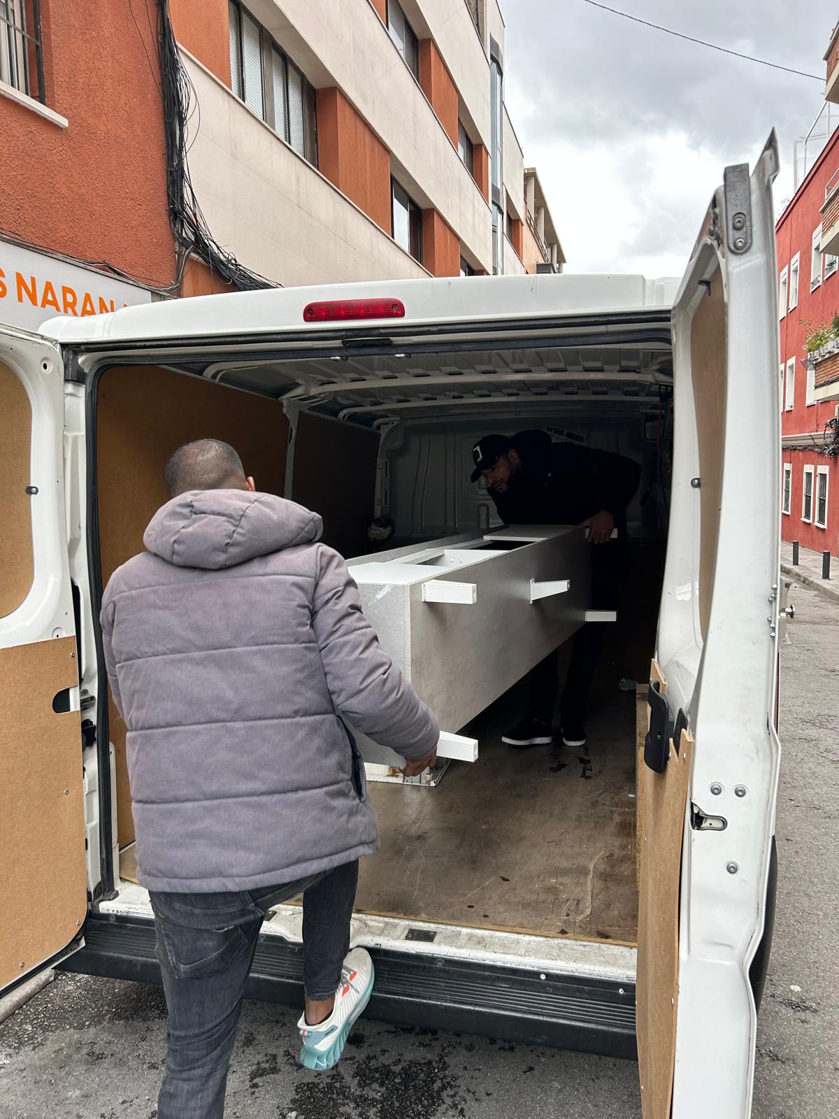 Equipo de Portes Forte cargando muebles para mudanza en Madrid.